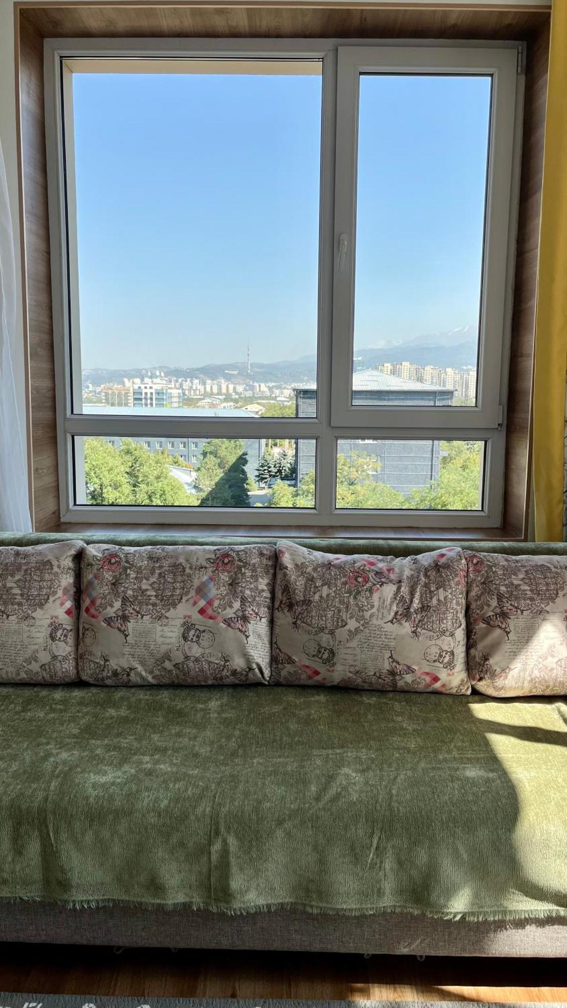 вид на горы из уютной квартиры Apartment *